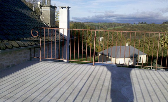 Balcon-terrasse en fer forgé